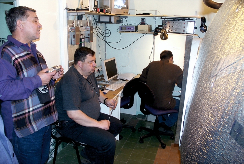 Генеральный конструктор А. Логунов и врач-спецфизиолог Г. Мотасов внимательно следят за ходом эксперимента.